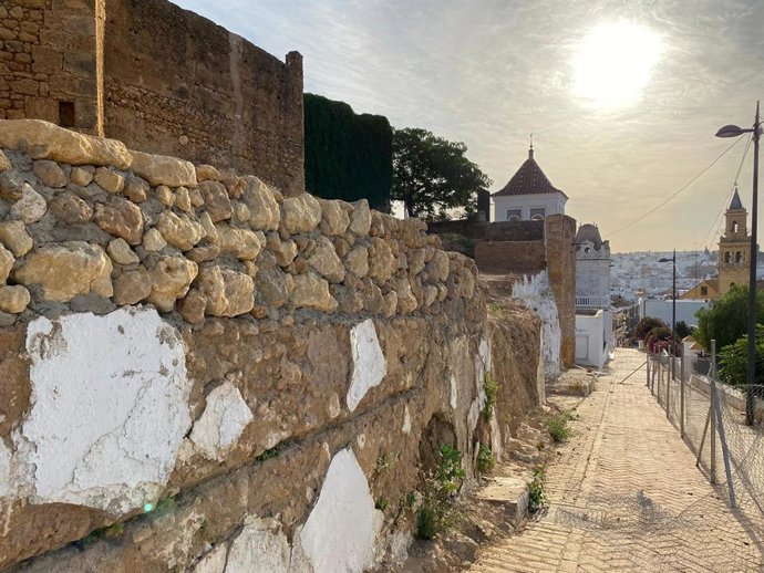 Muro de la cuesta de Nuestra Señora del Águila donde se acometen algunos de los trabajos de mejora, en Alcalá de Guadaíra (Sevilla).