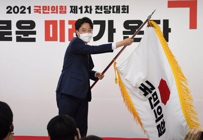 El nuevo líder del Partido del Poder para el Pueblo de Corea del Sur, Lee Jun Seok