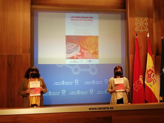 La directora gerente del INAI, Eva Istúriz, y la investigadora de la UPNA Irene Lapuerta con el estudio realizado sobre las empleadas del hogar en Navarra