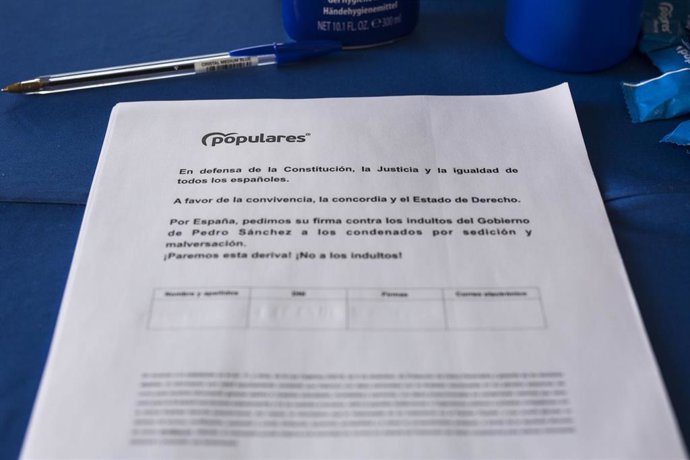 Un documento del Partido Popular pide la firma de los ciudadanos contra los indultos a los presos del procés en Puente de Vallecas, a 9 de junio de 2021, en Madrid (archivo).