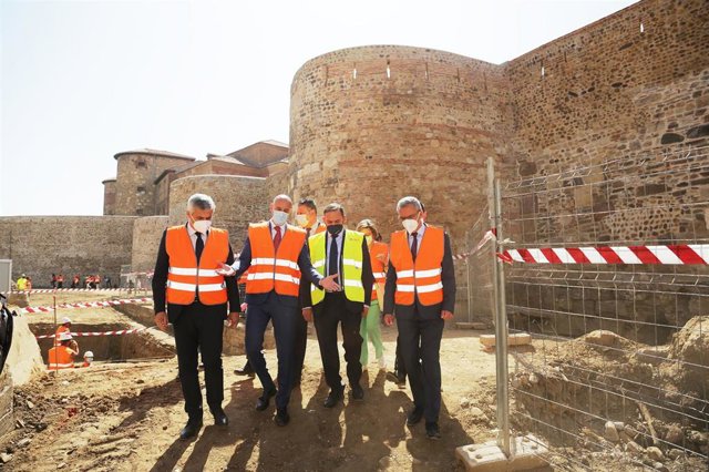 El ministro Äbalos visita la Diputación y las obras de rehabilitación de la muralla romana.