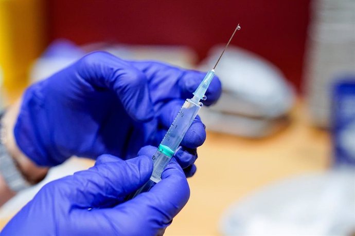 Un trabajador sanitario prepara la primera dosis de la vacuna de Pfizer-BioNTech contra el Covid-19,