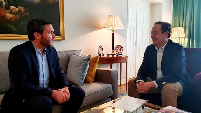El consejero Antonio Luengo durante el encuentro de trabajo con el embajador español en Luxemburgo, Bernardo de Sicart Escoda.