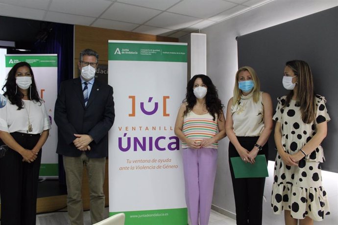 Rocío Ruiz presenta en Huelva la nueva imagen de la Ventanilla  única
