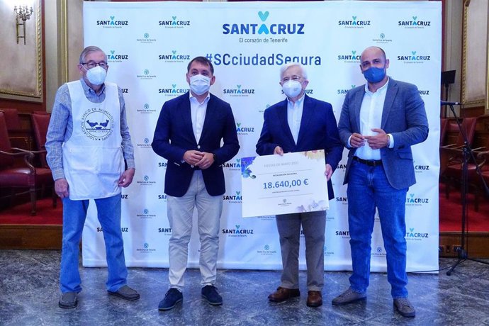 El alcalde de Santa Cruz, José Manuel Bermúdez; los concejales de Fiestas y Acción Social, Alfonso Cabello y Rosario González, y el presidente del Banco de Alimentos de Tenerife, Hernán Cerón