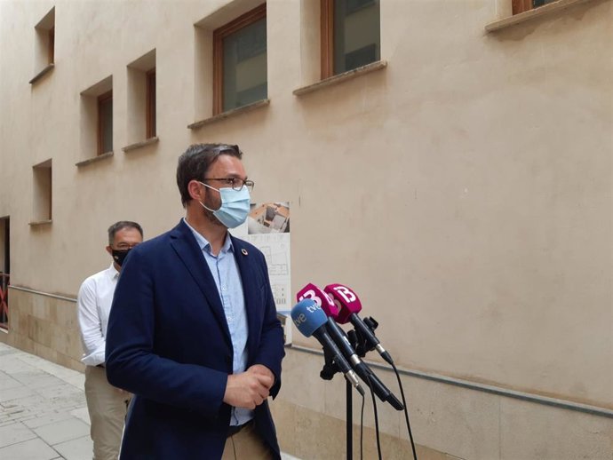 El alcalde de Palma, José Hila, atiende a los medios este viernes.