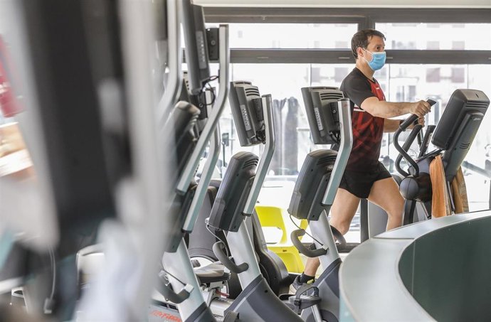 Archivo - Un hombre realiza deporte en las instalaciones de un gimnasio el día que se reabren los recintos deportivas en Valencia, Comunidad Valenciana (España), a 15 de marzo de 2021