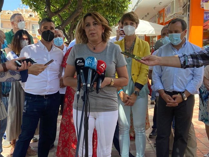 Susana Díaz, secretaria general de los socialistas andaluces, atiende a los medios de comunicación en Marbella en un acto de las primarias de su partido