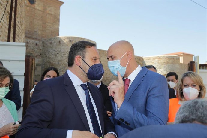 El ministro Ábalos charla con el alcalde de León, José Antonio Diez.