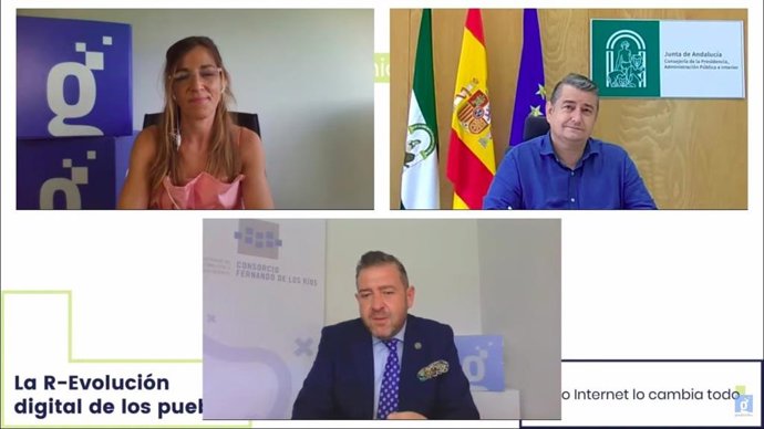 Sanz (arriba, dcha.) durante su participación en las jornadas.