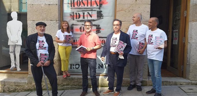 Antón Reixa, Menchu Lamas, Manuel Romón, Alberto Avendaño, Antón Patiño e o editor Xabier Romeu, na presentación do libro 'Que hostia din vos rumorosos?', que supón a volta do grupo de comunicación poética Rompente.