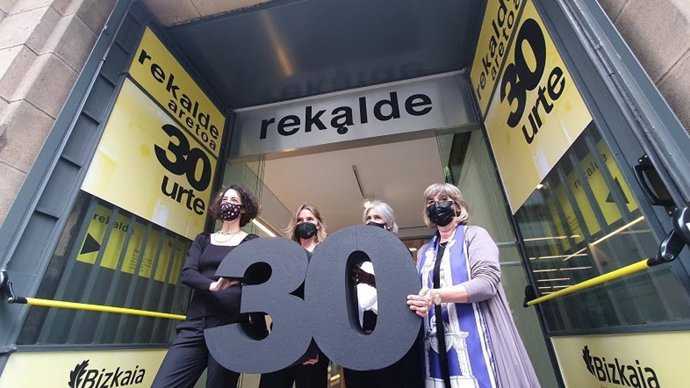 Lorea Bilbao junto a responsables expositivos de la Sala Rekalde