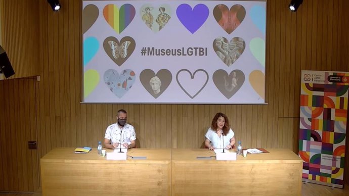 El historiador del arte Víctor Ramírez y la teniente de alcaldia del Ayuntamiento de Barcelona, Laura Pérez, durante la presentación de la campaña 'Museus LGTBI', este viernes 11 de junio de 2021.