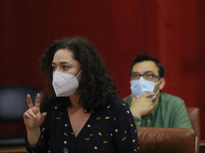 La portavoz parlamentaria del grupo Adelante Andalucía, Inmaculada Nieto (i), durante su intervención en la sesión de control al gobierno en el Pleno del Parlamento de Andalucía, a 27 de mayo de 2021, en Sevilla (Andalucía).