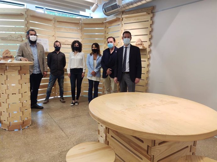 Representes del CIFP Pico Frentes, de las empresas colaboradoras y de las instituciones sorianas presentan e proyecto 'Aquí hay madera'.