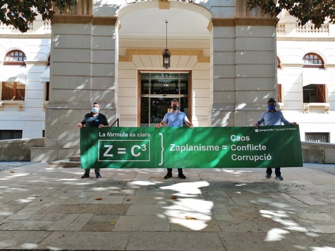Compromís ha desplegado una pancarta este viernes ante el Palacio Provincal para denunciar que la Diputación no ha tramitado las ayudas por los daños causados por la DANA 21 meses después