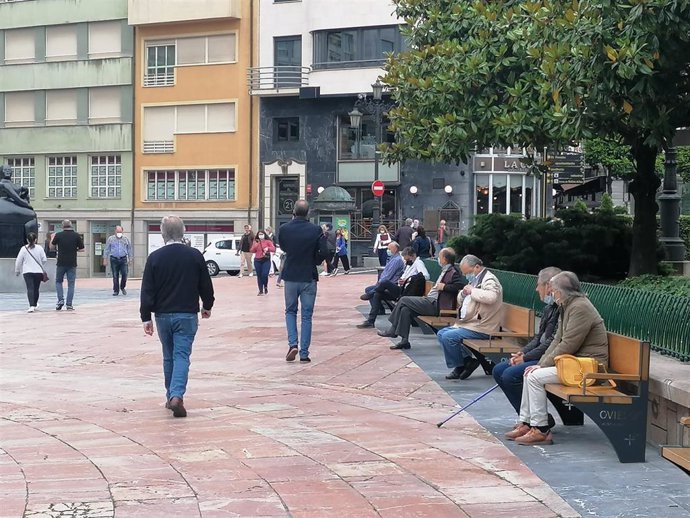 Gente por la calle en Oviedo.