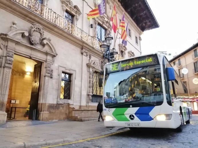 Autobús de la EMT en Cort, frente al edificio del consistorio municipal