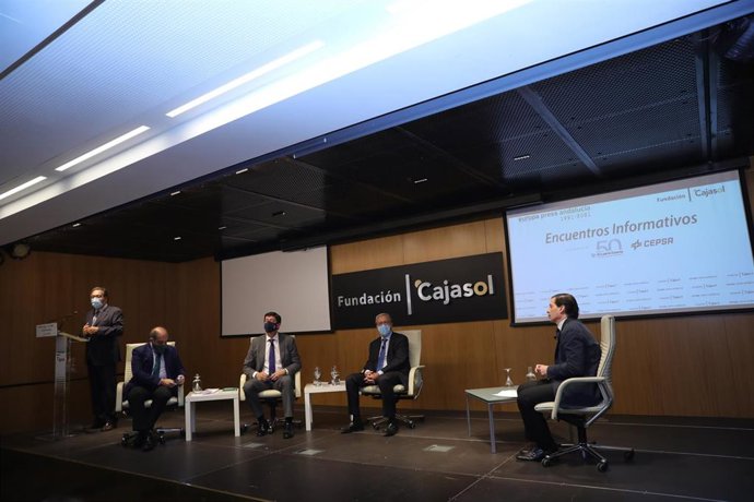El presidente de Fundación Cajasol, Antonio Pulido; el presidente de ATA, Lorenzo Amor; el viceopresidente Juan Marín; el consejero Rogelio Velasco; y el delegado de Europa Press Andalucía, Francisco Morón, este viernes en el encuentro informativo. 