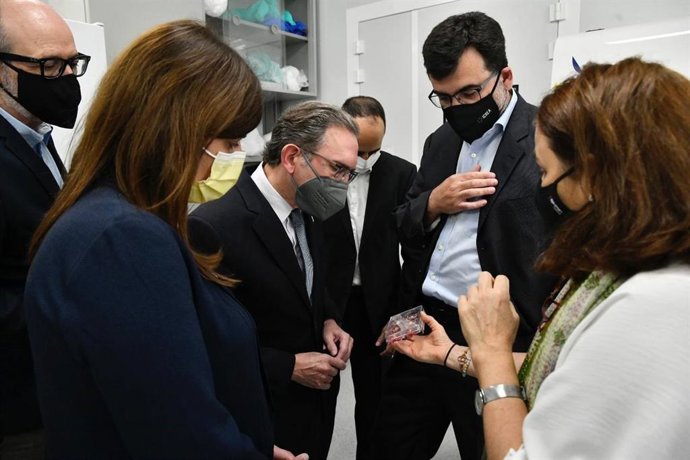 El conseller de Economía y Hacienda de la Generalitat, Jaume Giró, y la consellera de Investigación y Universidades de la Generalitat, Gemma Geis, han visitado el Institut de Recerca Biomdica de Barcelona (IRB)