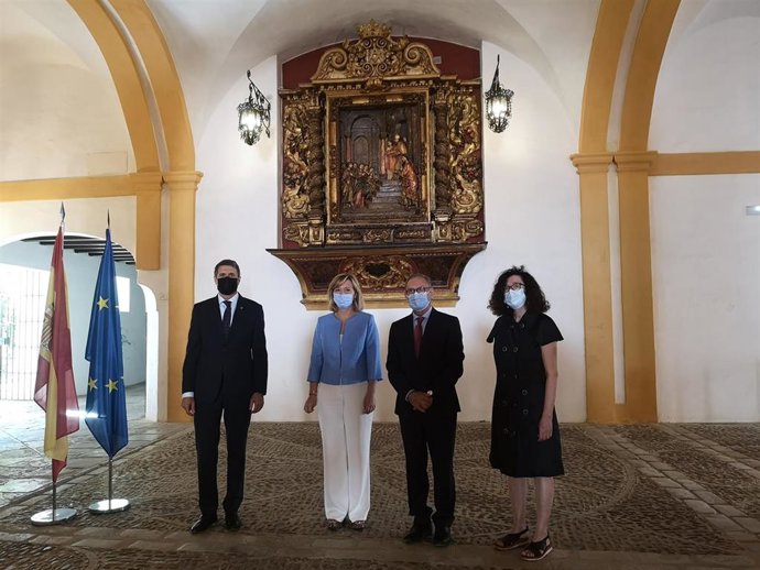 De izquierda a derecha, el delegado del Gobierno en Andalucía, Pedro Fernández, la presidenta de Patrimonio Nacional, Llanos Castellanos, el alcaide del Real Alcázar de Sevilla, Román Fernández-Baca, y la directora del palacio, Isabel Rodríguez.