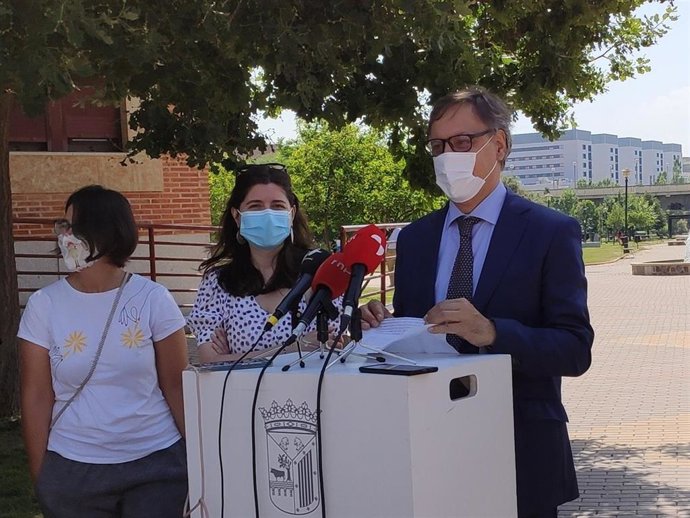 El alcalde de Salamanca atiende a los medios de comunicación este viernes en el Parque Huerta Otea.