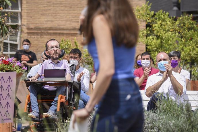 El portavoz de Podemos en el Congreos, Pablo Echenique (i), durante el acto de presentación de la candidatura de la ministra de Derechos Sociales y Agenda 2030, Ione Belarra (d), para la Secretaría General de Podemos, a 22 de mayo de 2021, en Valencia, 