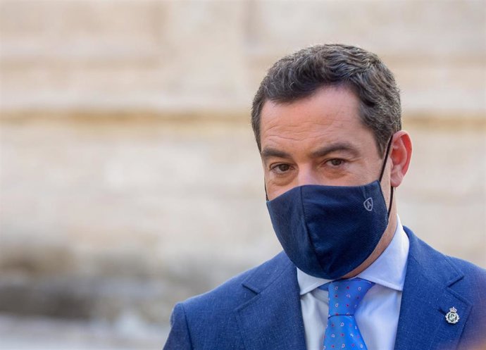 El presidente de la Junta de Andalucía, Juanma Moreno, a su llegada a la sesión de control al gobierno en el Pleno del Parlamento de Andalucía, 09 de junio del 2021, en Sevilla (Andalucía).