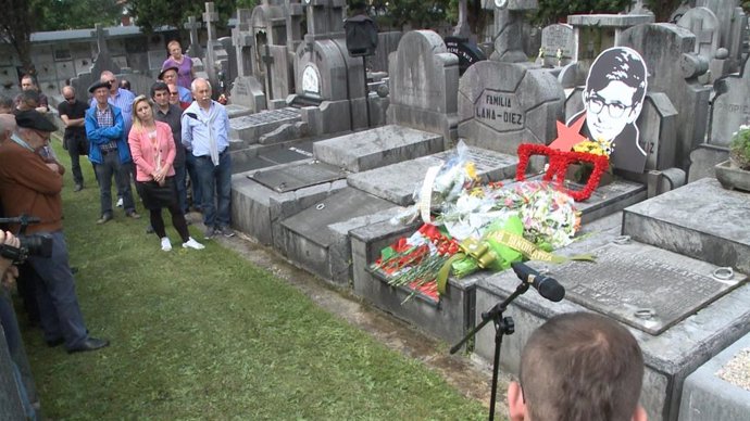 Archivo - Medio centenar de personas participan en el cementerio de Derio (Bizkaia) en un homenaje al etarra Txabi Etxebarrieta