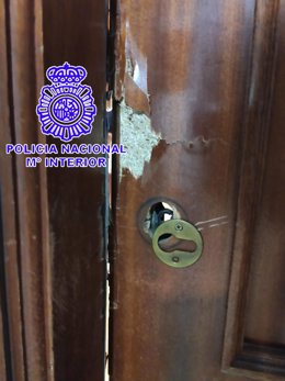 Imagen de la puerta forzada.