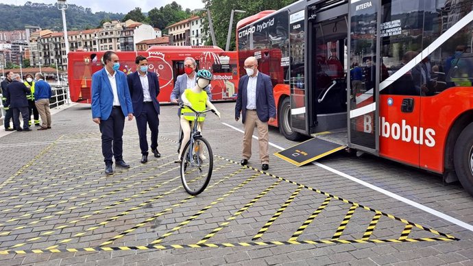 Afonso Gil asiste a una demostracion de Bilbobus y Fundación Mapfre para conciencias de los riesgos de los ángulos muertos alrededor de camiones y autobuses