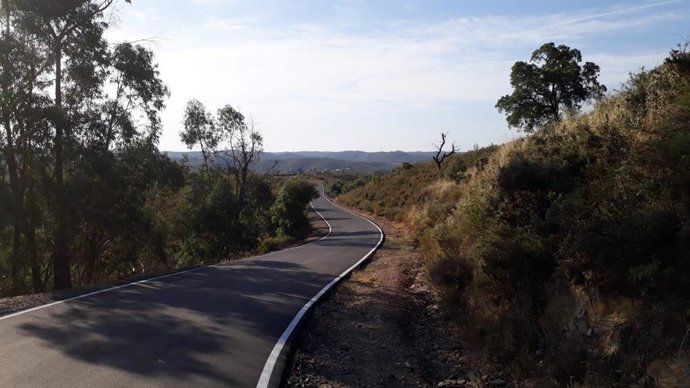 Carretera en Berrocal, mejorada por la Diputación de Huelva.