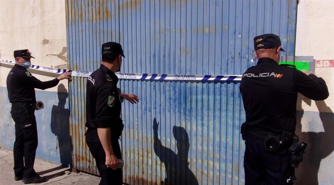 Taller precintado por la Policía Adscrita a la Junta de Andalucía