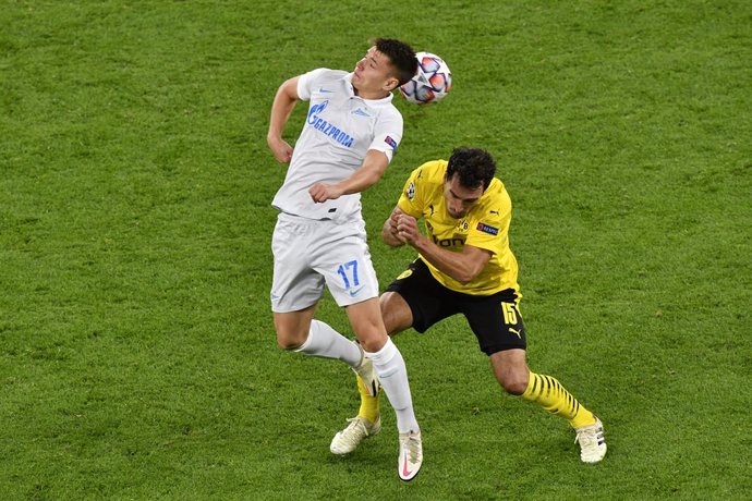 Archivo - 28 October 2020, Dortmund: Zenit's Andrei Mostovoy (L) and Dortmund's Mats Hummels in action during the UEFA Champions League Group F soccer match between Borussia Dortmund and Zenit St. Petersburg at Signal Iduna Park. Photo: Martin Meissner/