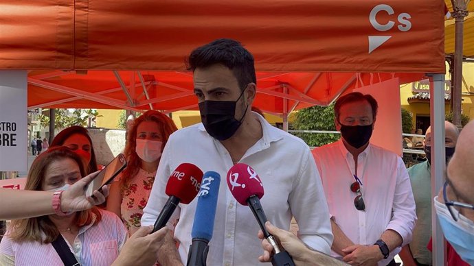 Salazar habla a los medios de comunicación en una mesa de recogida de firmas contra los indultos.