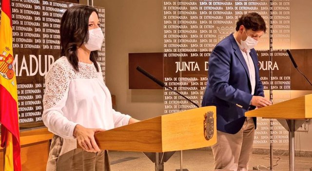 La consejera de Educación y Empleo, Esther Gutiérrez, y el secretario general de Educación, Francisco Javier Amaya, en rueda de prensa