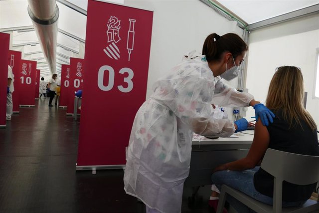 Archivo - Vacunación contra el coronavirus a una docente en el hospital de campaña de Castelló