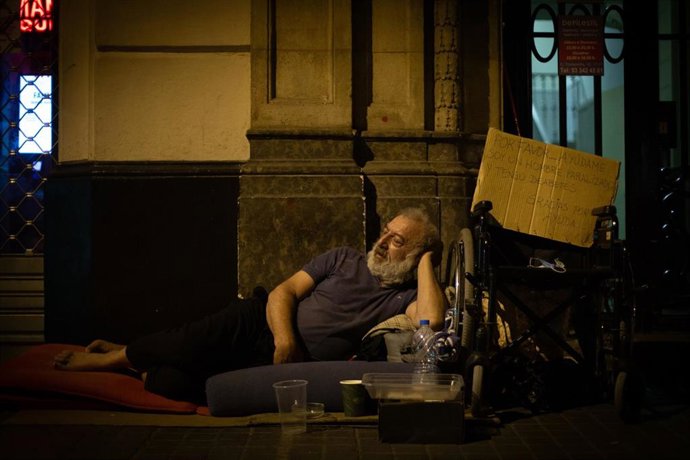 Paul, un hombre paralizado tras sufrir un ictus procedente de Rumania, duerme en la calle Fontanella de Barcelona desde hace seis años. Es una de las personas sin hogar entrevistadas por la Fundació Arrels la noche del 10 de junio de 2021.