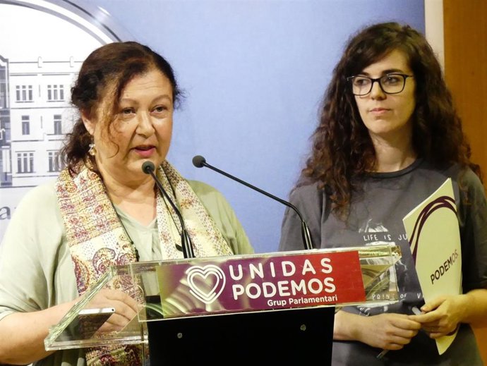 Archivo - La secretaria general de Podemos Baleares, Mae de la Concha, y la diputada Esperana Sans.