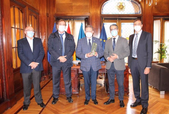 El alcalde de Oviedo, Alfredo Canteli, recibe la novena 'Escoba de Platino' de la ciudad