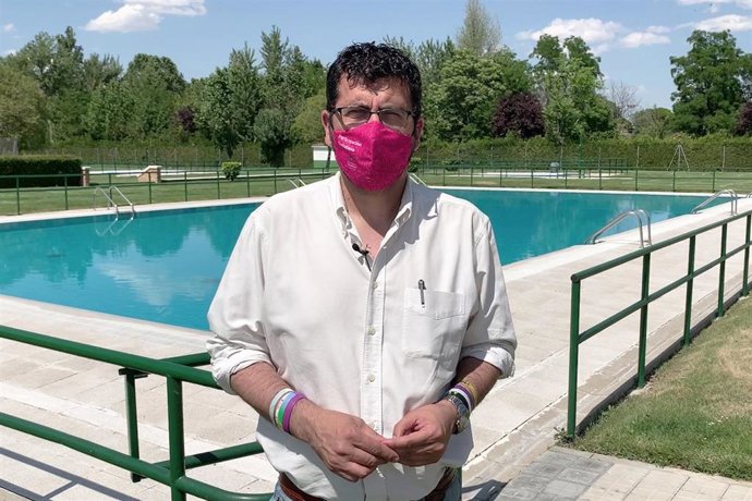 El concejal de Participación Ciudadana y Deportes, Alberto Bustos, en una de las piscinas municipales al aire libre de Valladolid.