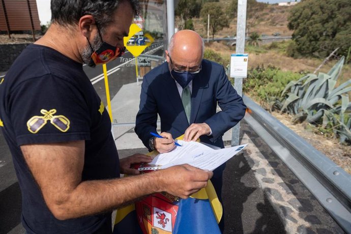 El presidente del Cabildo, Antonio Morales, firma la declaración de la alerta