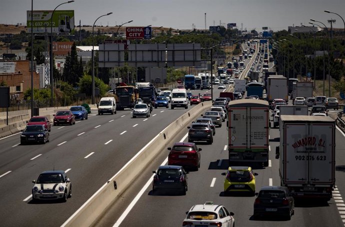 Archivo - Atascos en el Km 17 de la A4 en el día en el que arranca, con una previsión incierta por la pandemia del coronavirus, la Operación Salida' del verano, en Madrid (España), a 3 de julio de 2020. La 'Operación Salida' de la DGT constará, como es