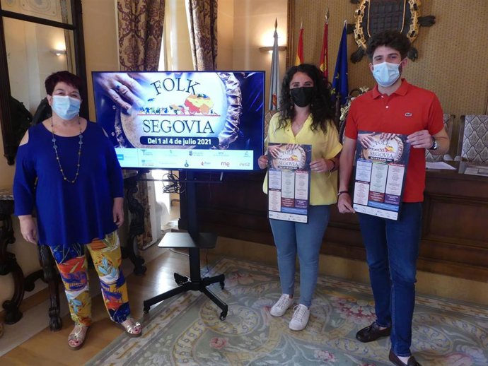 La alcaldesa de Segovia, Clara Luquero (izquierda), la directora del festival, Cristina Ortiz (centro) y el concejal de Cultura, Alberto Espinar.