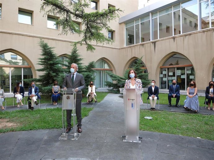 El alcalde de Zaragoza, Jorge Azcón, y la vicealcaldesa, Sara Fernández, hacen balance de los dos primeros años de corporación.