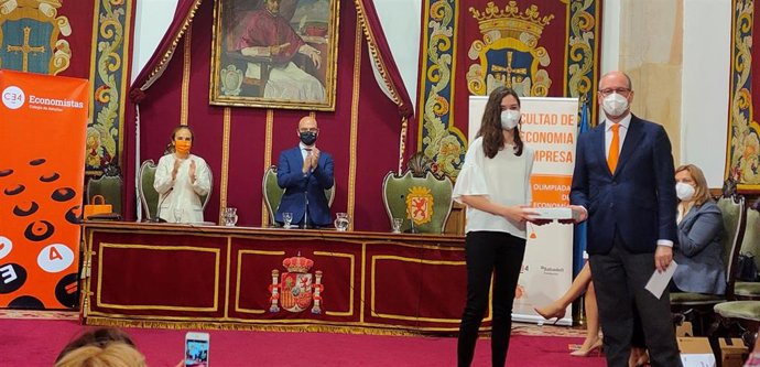 Santiago Álvarez entrega el tercer premio individual a Silvia Granda Fernández, alumna del  I.E.S. Calderón de la Barca.