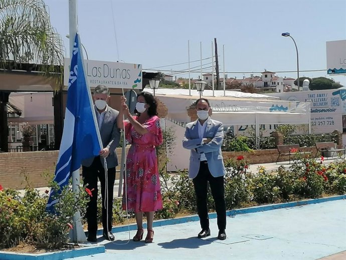 Izado de la bandera azul en Mazagón.