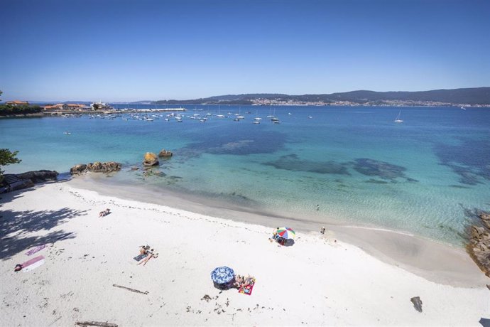 Varias personas se bañan y toman el sol en una playa del municipio de Marín, a 5 de junio de 2021, en Marín, Pontevedra, Galicia, (España). El aumento de las temperaturas y la progresiva mejora de la situación epidemiológica ha colaborado en que los gal