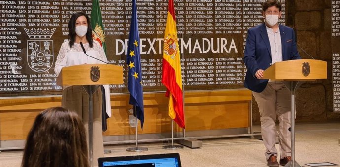 La consejera de Educación y Empleo, Esther Gutiérrez, y el secretario general de Educación, Francisco Javier Amaya, en rueda de prensa