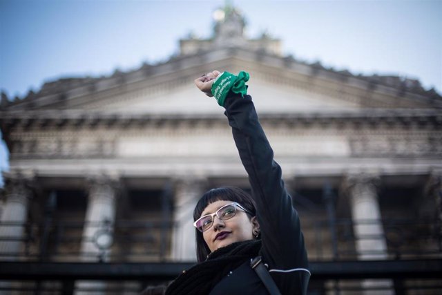 Archivo - Manifestante frente al Congreso Argentina en una marcha a favor de la despenalización del aborto
